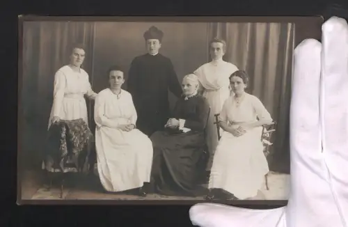Fotografie A- Birkholz, Berlin, Geistlicher im Talar mit seiner Familie