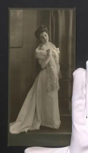 Fotografie Hahn Nachf., Dresden, junge Frau Hansi im hellen Kleid, Rückseite mit Widmung, 1908