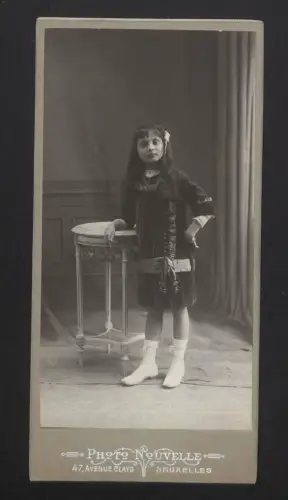 Fotografie Photo Nouvelle, Bruxelles, junges belgisches Mädchen mit langen dunklen Haaren