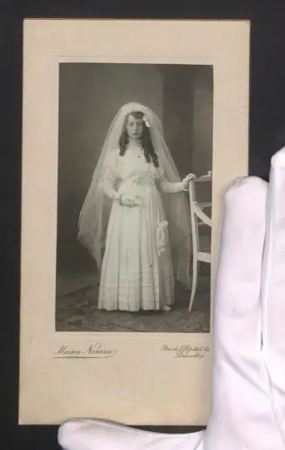 Fotografie Maison Narcisse, Bruxelles, belgisches Mädchen zur Kommunion im weissen Kleid mit Schleier