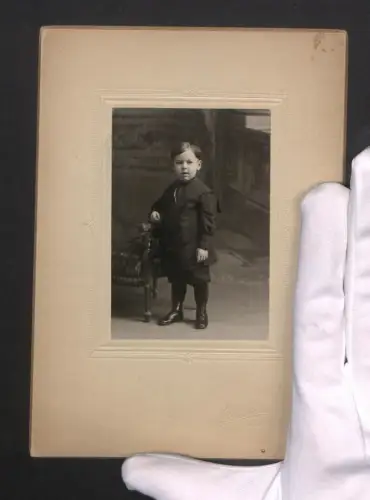 Fotografie Don, Ogdensburg / NY, kleiner Junge im dunklen Anzug