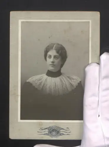 Fotografie G. B. Weber, Brunswick / ME., junge Amerikanerin im dunklen Kleid mit Rüschen