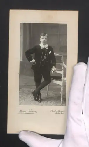 Fotografie Maison Narcisse, Bruxelles, junger belgischer Knabe imd unklen Samtanzug
