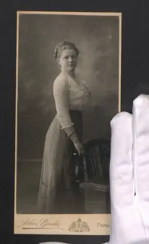 Fotografie Benda, Prague, junge tschechiche Frau in heller Bluse mit rausgestrecktem Busen