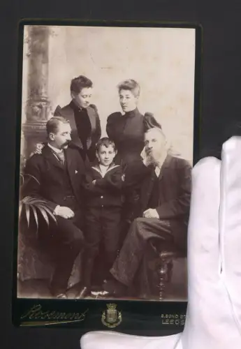 Fotografie Rosemont, Leeds, englische Familie mit Grossvater, 3. Generationen, Knabe im Matrosenanzug