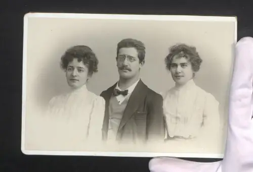 Fotografie unbekannter Fotograf und Ort, Mann mit zwei jungen Frauen im Atelier