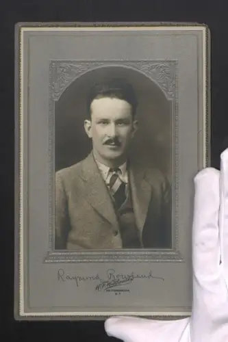 Fotografie H. F. Wittkowsky, Tonawanda / NY, Amerikaner Raymond Rowland im Anzug