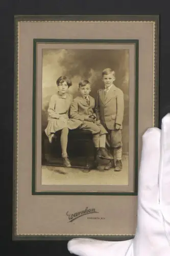 Fotografie Warnken, Oneonta / NY, zwei junge amerikanische Knaben nebst ihrer Schwester, im Passepartout