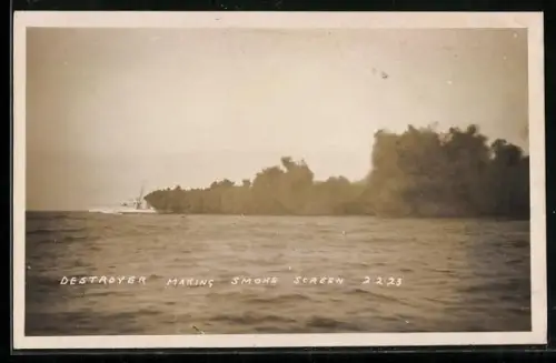 Foto-AK Destroyer making smoke screen, Kriegsschiff