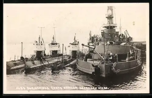 AK Crays Harbour, Britische U-Boote und Monitor im Hafen