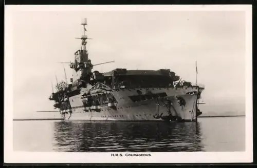 AK Flugzeugträger H.M.S. Courageous auf spiegelglatter See, Kriegsschiff