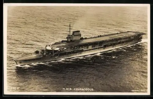 AK Flugzeugträger H.M.S. Courageous aus der Vogelschau, Kriegsschiff