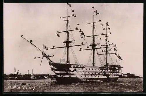 AK Segellinienschiff H.M.S. Victory mit gesetzten Signalflaggen, Kriegsschiff
