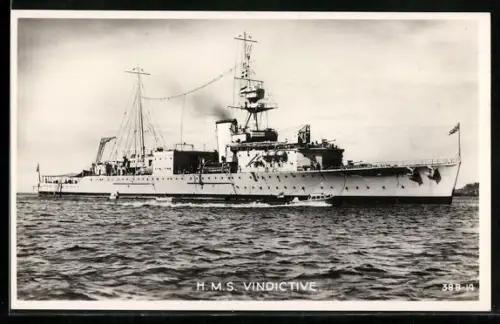 AK Kriegsschiff HMS Vindictive auf See
