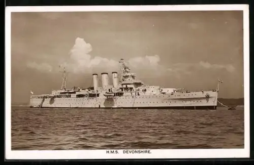 AK Kreuzer H.M.S. Devonshire an der Festmachertonne liegend, Kriegsschiff
