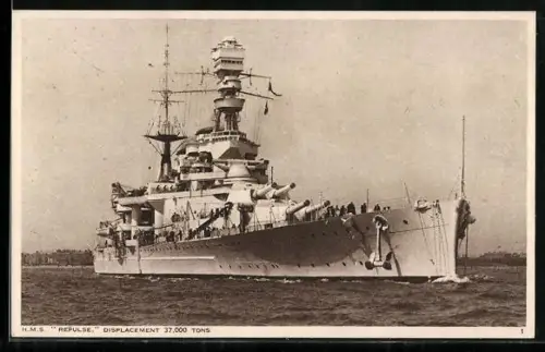 AK Kriegsschiff H.M.S. Repulse in Fahrt vor Küste