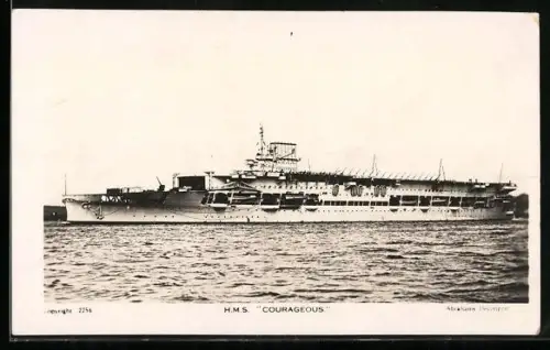 AK Flugzeugträger H.M.S. Courageous in Seitenansicht, Kriegsschiff