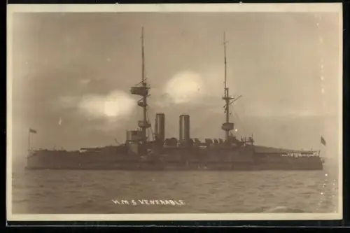 Foto-AK Kriegsschiff HMS Venerable in Seitenansicht