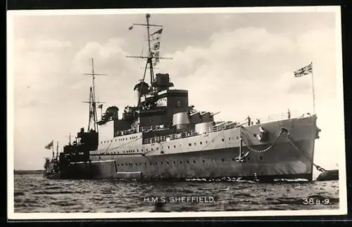 AK Kreuzer H.M.S. Sheffield an der Festmachertonne, Kriegsschiff