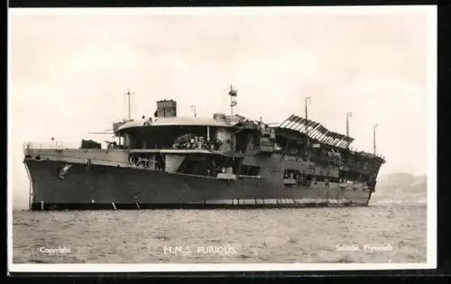 AK Flugzeugträger H.M.S. Furious vor Anker liegend, Kriegsschiff
