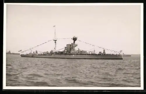Foto-AK Schlachtschiff H.M.S. Revenge über die Toppen geflaggt, Kriegsschiff