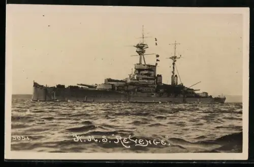 AK Schlachtschiff H.M.S. Revenge in Fahrt vor Küste, Kriegsschiff