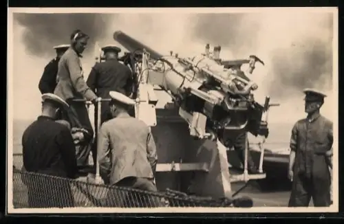 Foto-AK Besatzungsangehörige eines britischen Kriegsschiffes am Flugabwehrgeschütz