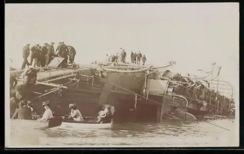 Foto-AK Wrack des Kriegsschiffes HMS Gladiator im April 1925
