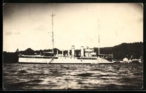 Foto-AK Sloop Wistaria der Arabis-Klasse vor St. Lucia vor Anker liegend, Kriegsschiff
