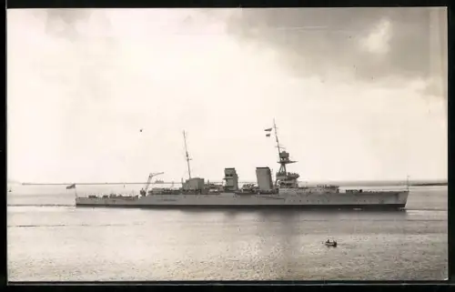 Foto-AK Kreuzer H.M.S. Frobisher in Seitenansicht, Kriegsschiff