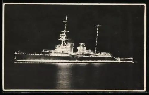 Foto-AK Britischer Kreuzer Effingham vollständig illuminiert, Kriegsschiff