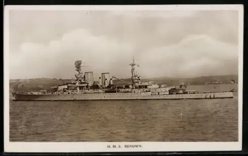 AK Kriegsschiff H.M.S. Renown vor Küste vor Anker liegend