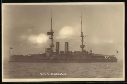 AK Kriegsschiff HMS Venerable in Seitenansicht