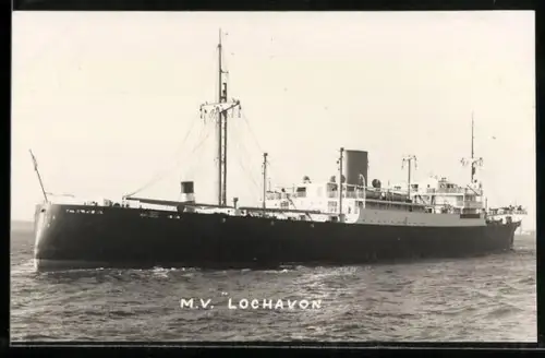 Foto-AK Britisches Passagierschiff M.V. Lochavon auf hoher See