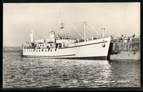 AK Penzance, Passagierschiff R.M.V. Scillonian an der Kaimauer festgemacht