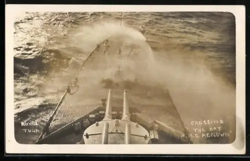 Foto-AK Schlachtkreuzer Renown in schwerer See mit überspültem Vorschiff, Kriegsschiff