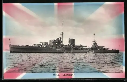AK Kriegsschiff Leander in Seitenansicht vor dem Union Jack