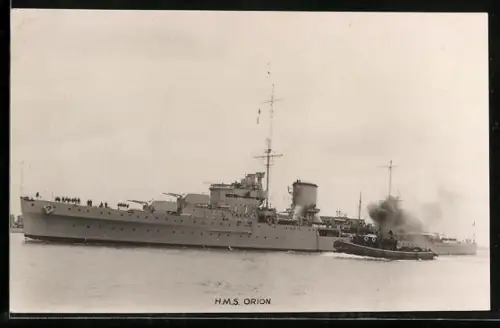 AK Kriegsschiff H.M.S. Orion wird von Schleppdampfer begleitet