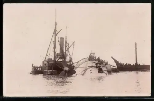 AK Bergungsarbeiten am gekenterten Kriegsschiff Gladiator 1908, Seenotrettung