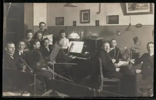 Foto-AK Gruppenfoto von Musikern, die um ein Klavier platziert sind