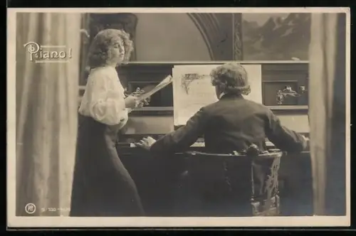 AK Junge Frau steht neben einem Klavierspieler