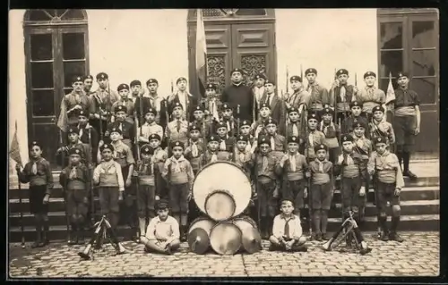 Foto-AK Gruppenfoto von Kindern in Uniform, angeordnet um eine Trommel