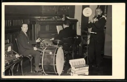 Foto-AK Musiker mit Trommel, Klavier und Geige neben einem Akkordeon