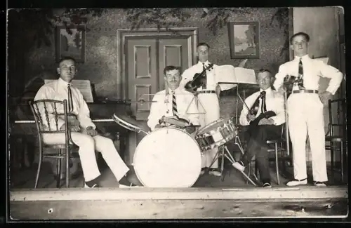 Foto-AK Gruppenfoto von Musikern mit Trommel, Klavier und Violinen