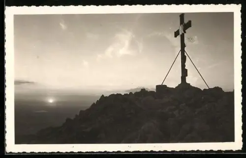 AK Gipfelkreuz während der Dämmerung