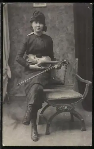 AK Hübsche Frau sitzt auf einer Stuhllehne und hält eine Violine