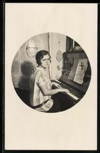 Foto-AK Wien, Ernste junge Frau sitzt an einem Klavier