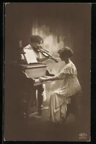 AK Junge Frau sitzt an einem Klavier und eine andere Frau begleitet sie auf der Violine