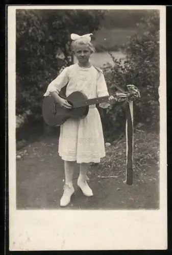 AK Junges Mädchen mit einer Akustikgitarre