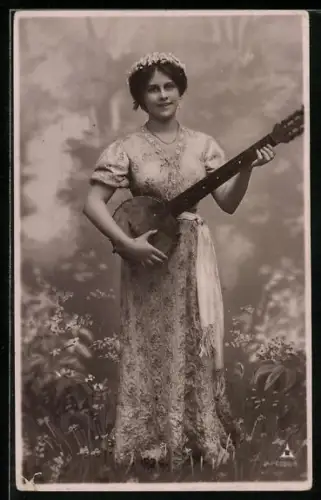 AK Junge Frau mit einem Banjo